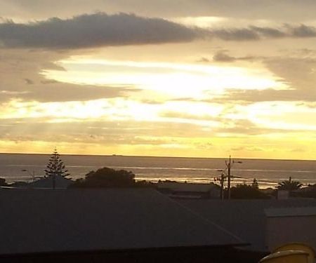 Christies Beach Hotel Clarendon エクステリア 写真